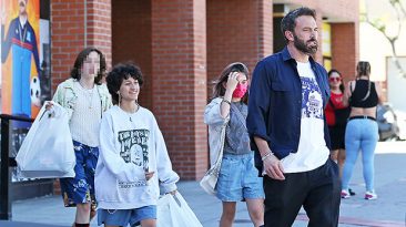 Ben Affleck Steps Out With Seraphina, 13, & Emme, 14, For Halloween Shopping Trip: Photos