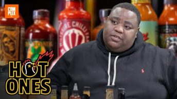 Bigidagoe raakt gedesoriënteerd door Hotwings | Hot Ones | Complex NL