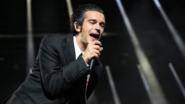 ‘Emo Multiverse Is Glitching’: The 1975’s Matty Healy Performs With Dashboard Confessional