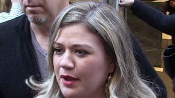 Kelly Clarkson Gets Restraining Order Against Alleged Trespasser