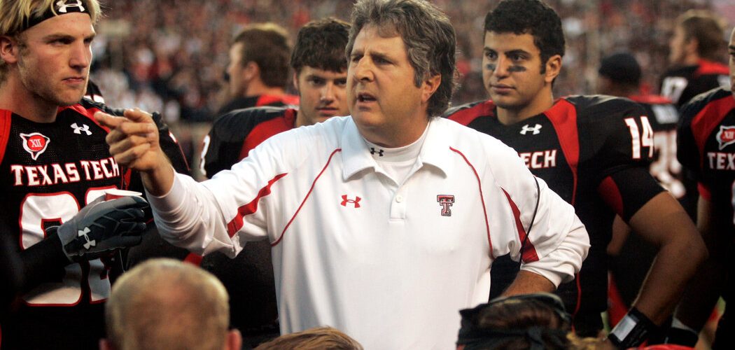 Mike Leach, Football Coach With an ‘Air Raid’ Offense, Dies at 61