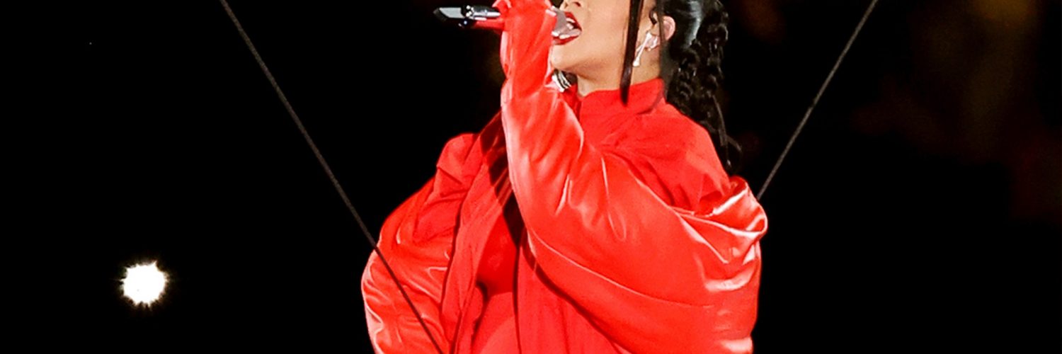 Rihanna Pregnant, Big Reveal during Super Bowl Halftime Show