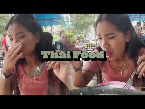 ​@ZoomToThailand reaction to Thai food in Bangkok