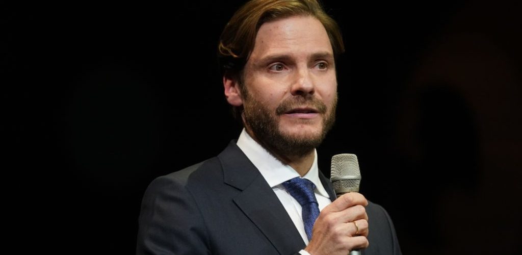 Daniel Bruhl to Play Fashion Icon Karl Lagerfeld in Disney+ Series ‘Kaiser Karl’