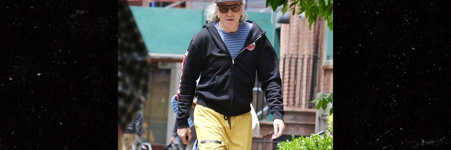 Daniel Day-Lewis Surfaces After Years in Retirement, Lookin’ Super Chill