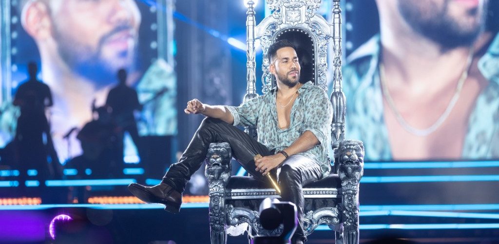 Romeo Santos Delivers Bachata Hits, Brings Out Anuel AA During Miami Tour Stop