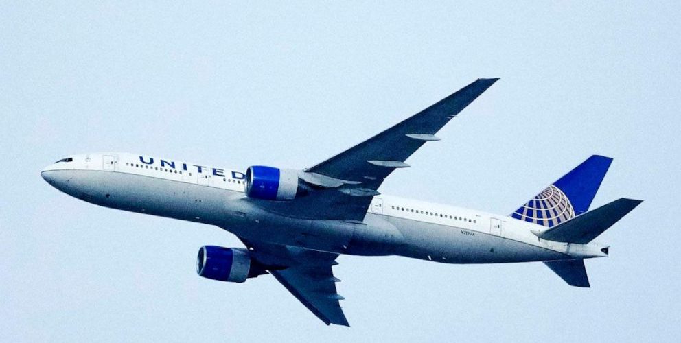 United Airlines agrees to give union pilots big pay raises