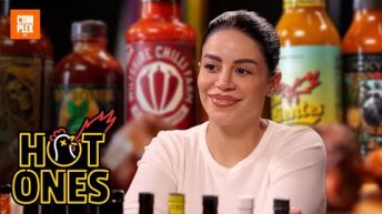 Selma Omari krijgt de hik door Hotwings | Hot Ones | Complex NL