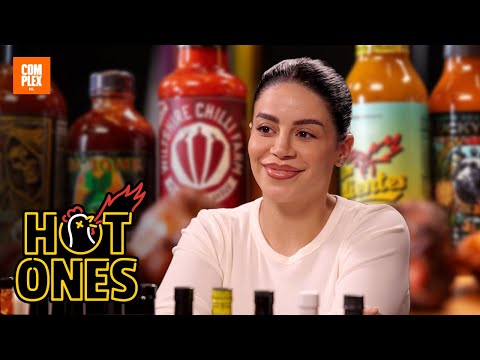 Selma Omari krijgt de hik door Hotwings | Hot Ones | Complex NL