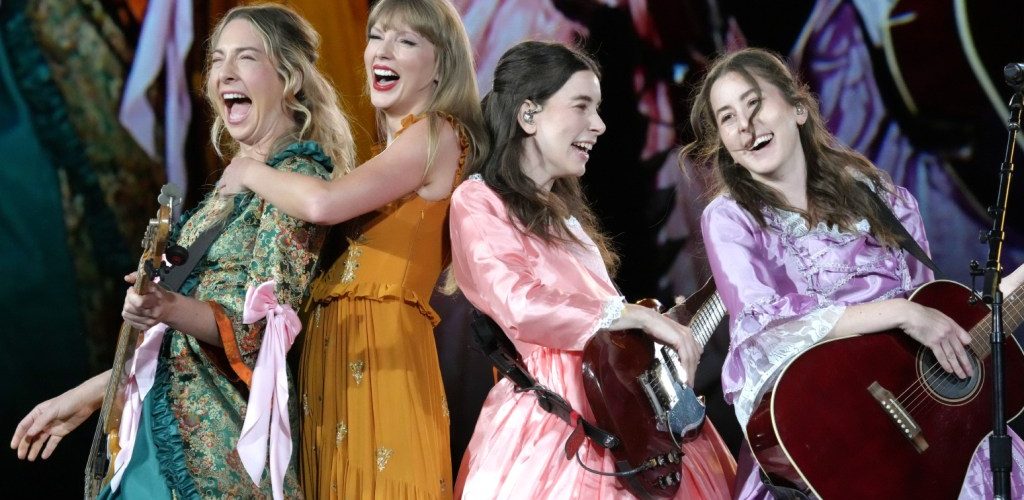 Haim Joins Taylor Swift on Stage Dressed Up as ‘Bejeweled’ Stepsisters for ‘No Body, No Crime’