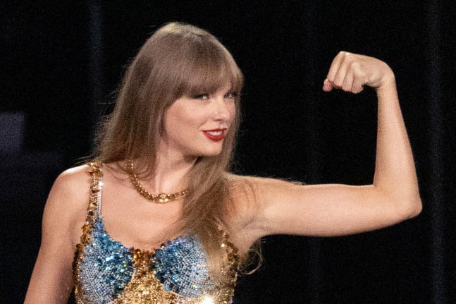 Fans Are Laughing At Taylor Swift After Discovering What Happens After Her Stage Dive