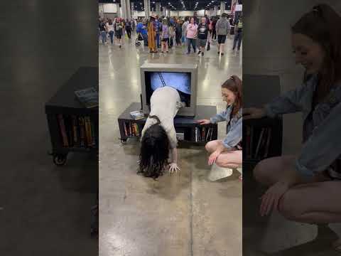 The Ring Cosplay Spotted at Comic Convention || ViralHog