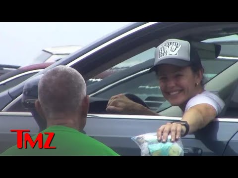 Jennifer Garner Helps Homeless Man In Wheelchair, Offers Up Her Own Shoes | TMZ TV