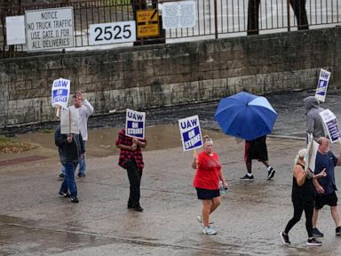 Autoworkers reach a deal with Ford, a breakthrough toward ending strikes against Detroit automakers