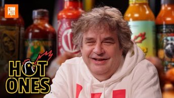 Frank Lammers gaat de strijd aan met Hotwings | Hot Ones | Complex NL