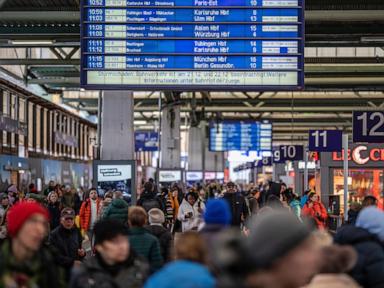 Busiest holiday travel season in years is off to a smooth start with few airport delays