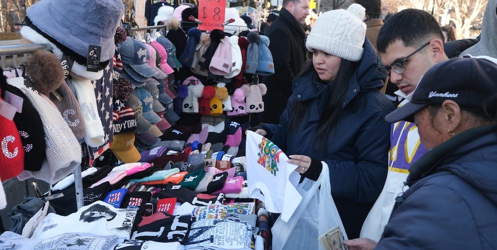 Souvenir sellers have flooded the Brooklyn Bridge. Now the city is banning them