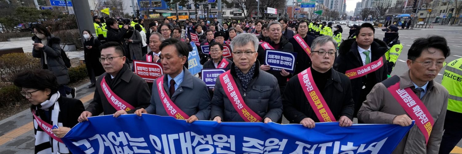 Seoul gives young doctors 4 days to end walkouts, threatening prosecutions or suspended licenses