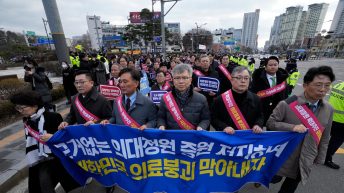 Seoul gives young doctors 4 days to end walkouts, threatening prosecutions or suspended licenses