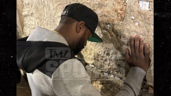 Floyd Mayweather Goes To Israel, Hangs W/ IDF, Prays At Western Wall