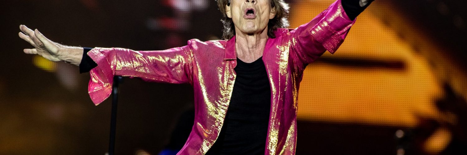 Mick Jagger Dances Like There’s Nobody Watching to ‘Moves Like Jagger’ at a Bar