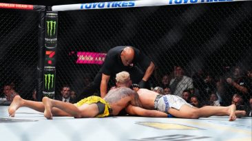 Charles Oliveira thought Arman Tsarukyan “went out” from D’Arce choke late in third round at UFC 300