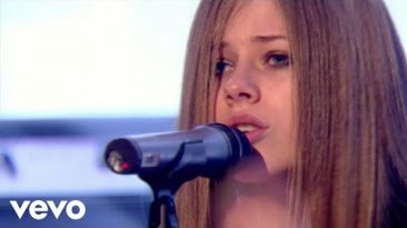 Avril Lavigne – Complicated (BBC Top of the Pops 2002)