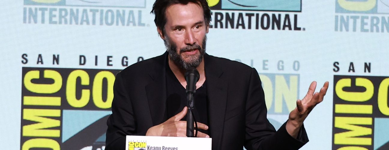 Keanu Reeves Thanks His Mom for “Life, for Storytelling, for Love” at Comic-Con