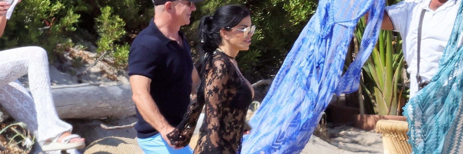 Jeff Bezos and Lauren Sanchez Hit Up by Sun Dress Merchant in Sardinia